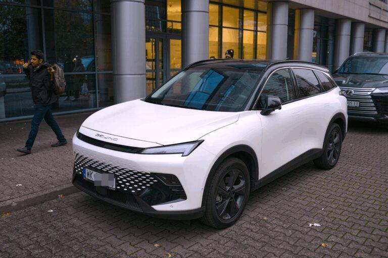 Na zdjęciu BAIC Beijing X55 SUV zaparkowany na ulicy w Warszawie