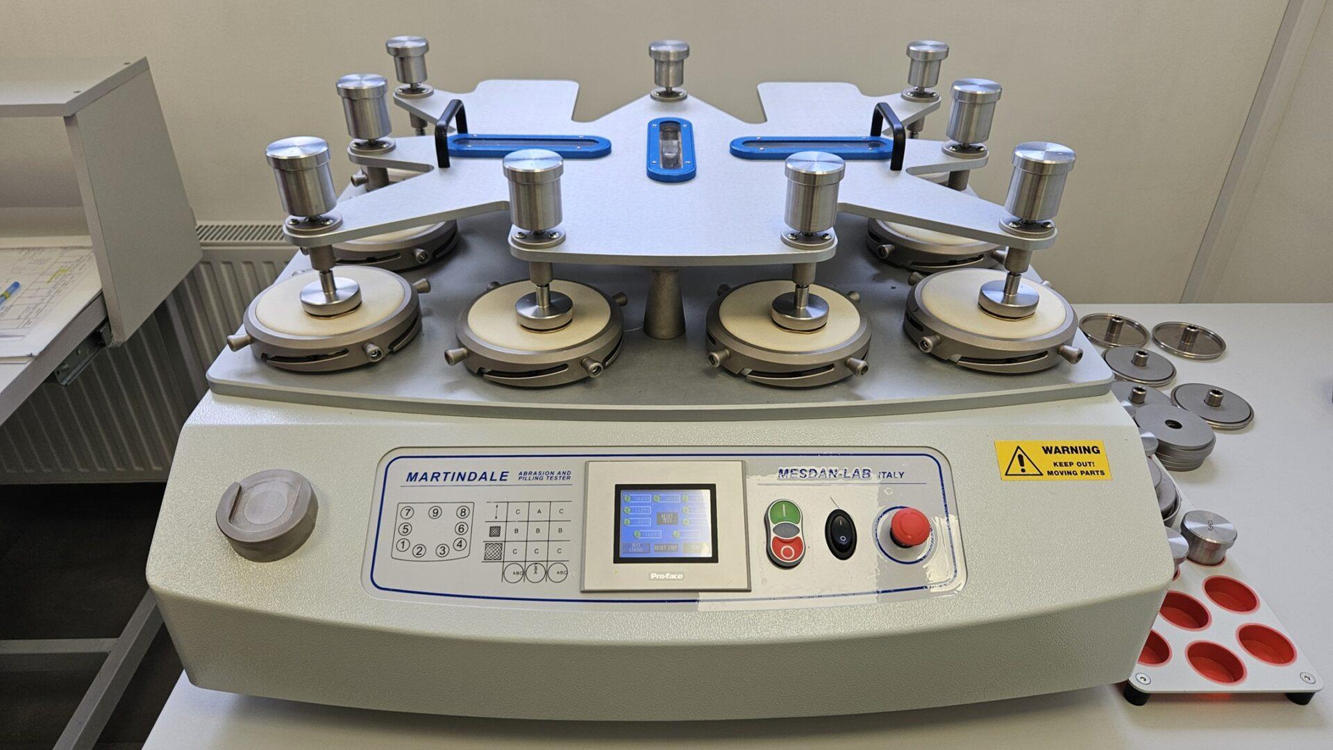 Jedno z urządzeń do testów tkanin