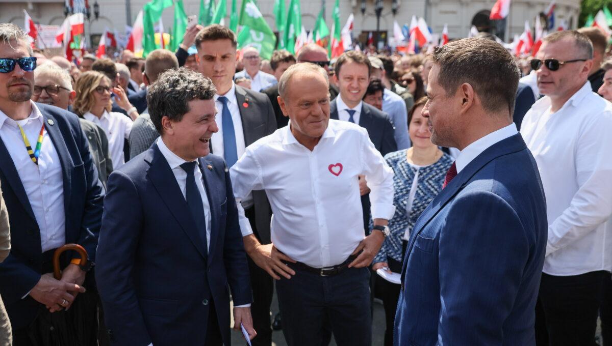 Drugi z prawej kandydat KO Rafał Trzaskowski, premier Donald Tusk (w środku) oraz prezydent elekt Nicusor Dan (drugi z lewej)