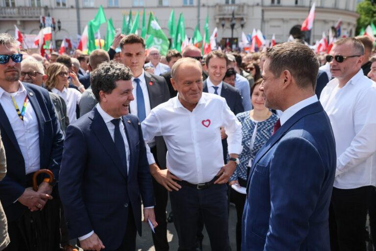 Drugi z prawej kandydat KO Rafał Trzaskowski, premier Donald Tusk (w środku) oraz prezydent elekt Nicusor Dan (drugi z lewej)