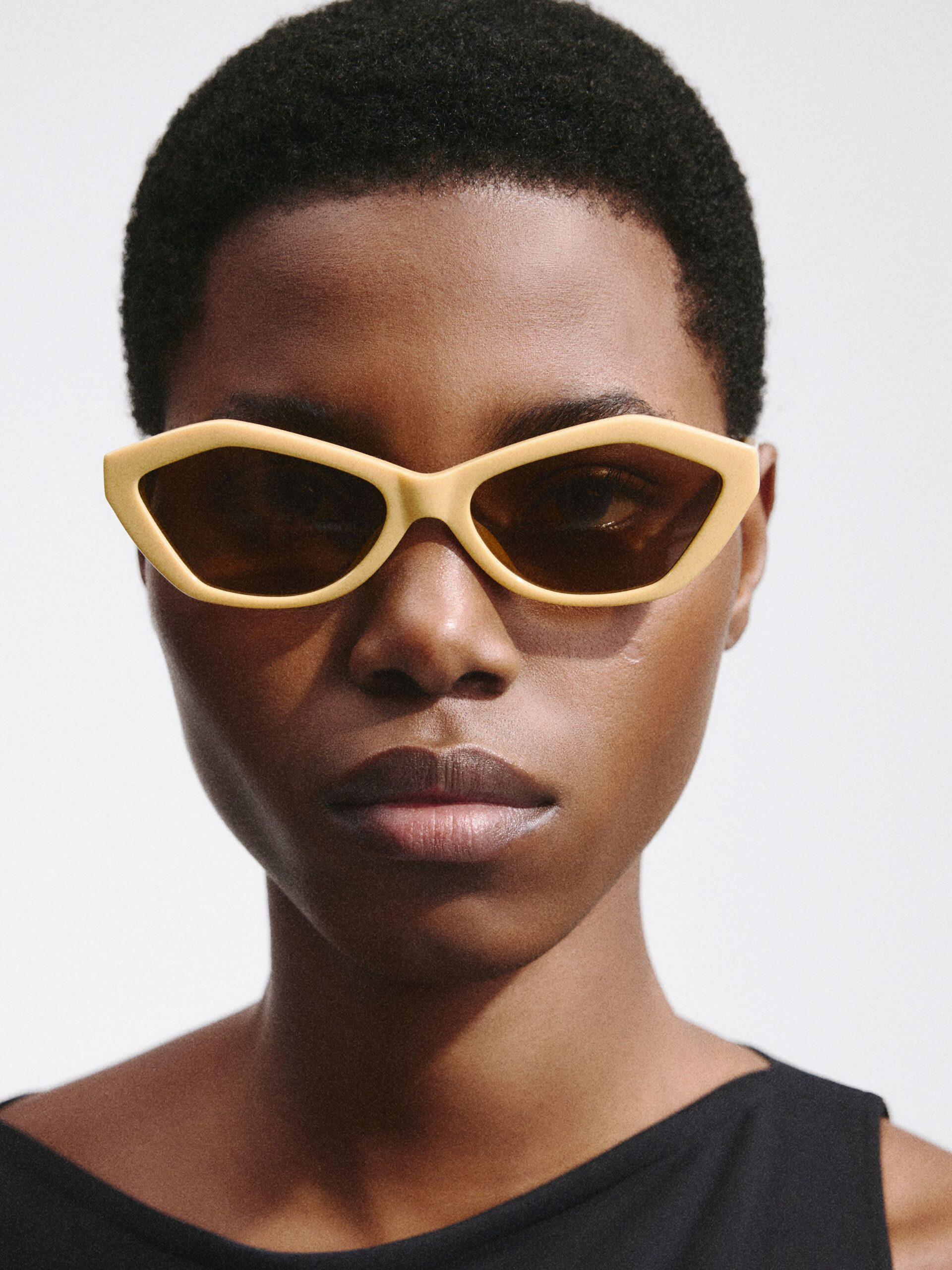 zdjęcie z sesji zdjęciowej promującej okulary przeciwsłoneczne