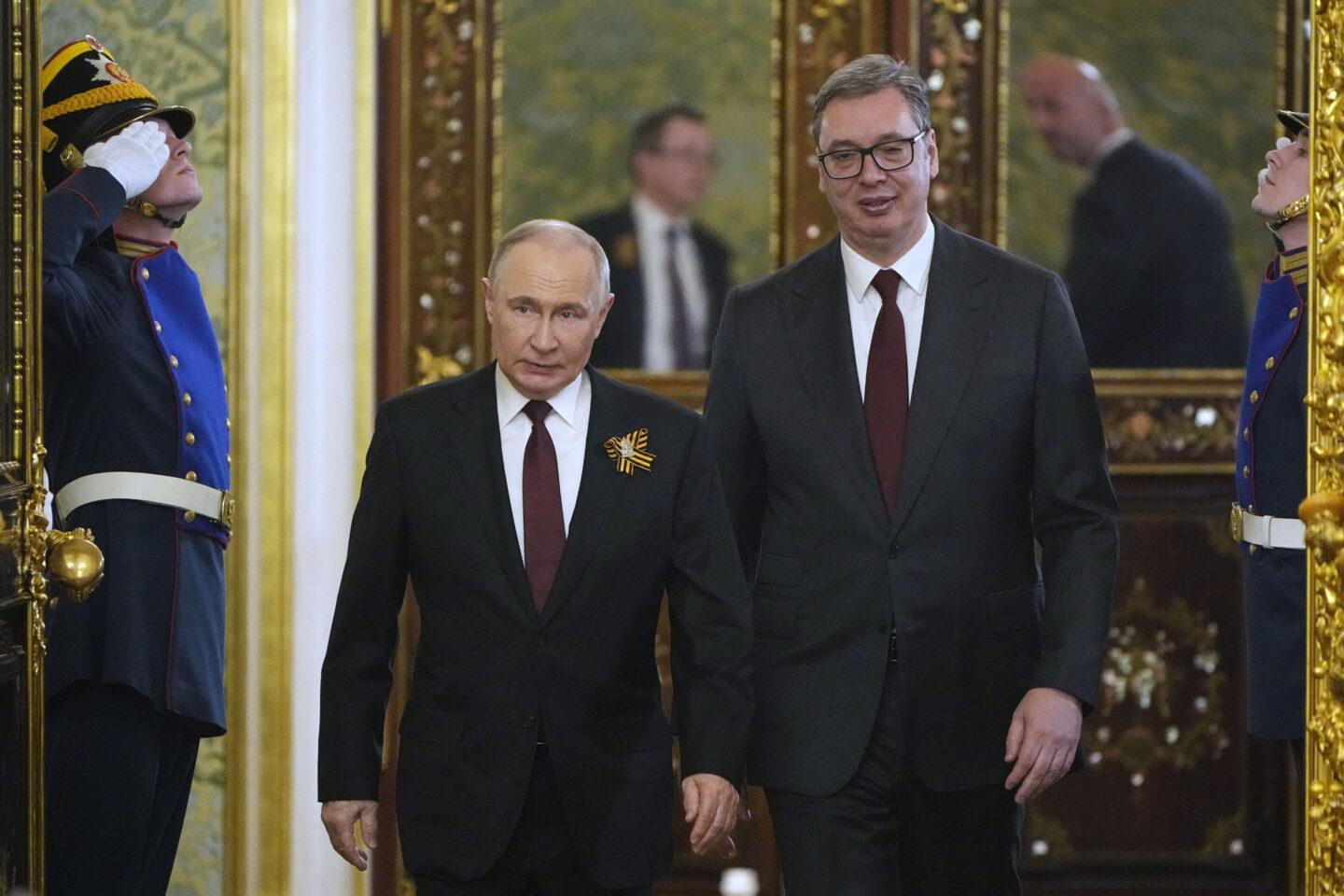 Prezydent Serbii Aleksandar Vučić (z prawej) i rosyjski dyktator Władimir Putin w Moskwie 9 maja 2025 r. (fot. ALEXANDER ZEMLIANICHENKO)