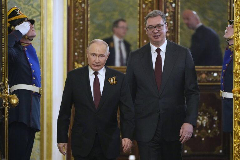 Prezydent Serbii Aleksandar Vučić (z prawej) i rosyjski dyktator Władimir Putin w Moskwie 9 maja 2025 r. (fot. ALEXANDER ZEMLIANICHENKO)
