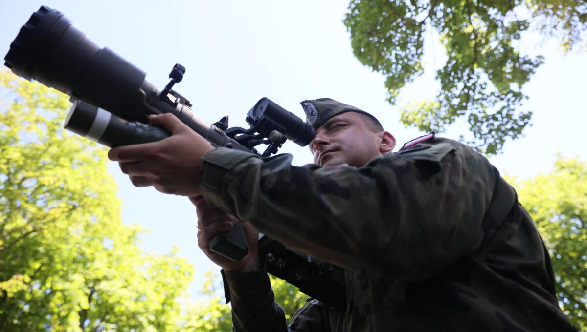 Na zdjęciu prezentacja przenośnego przeciwlotniczego zestawu rakietowego Piorun