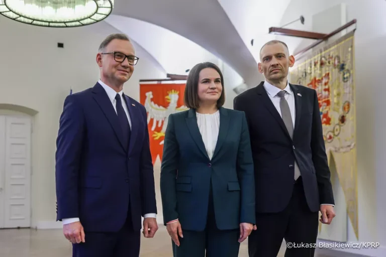 Na zdjęciu od prawej Andrzej Duda, Swiatłana Cichanouską i Siarhiej Cichanouski