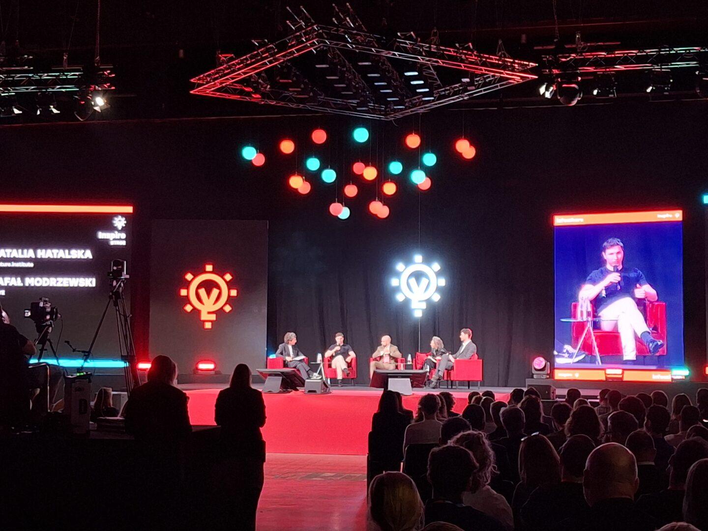 Uczestnicy debaty głównej podczas Infoshare`25 rozmawiali o tym, co zmienić, by rozwinąć innowacyjność polskich firm i poziom rodzimych technologii. Fot. XYZ