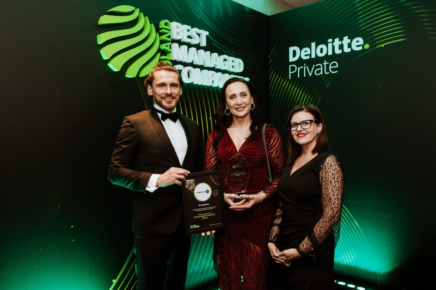 Domator24 został laureatem nagrody dla Najlepiej Zarządzanej Firmy w Polsce 2025. Na zdj. od lewej: prezes Paweł Nowak, wiceprezes Anna Nowak i wiceprezes Anna Lehman. Źródło" Domator24/Radek Zawadzki