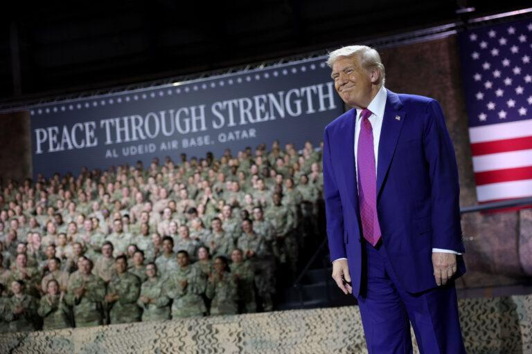 Na zdjęciu prezydent USA Donald Trump w trakcie wizyty w Al Udeid