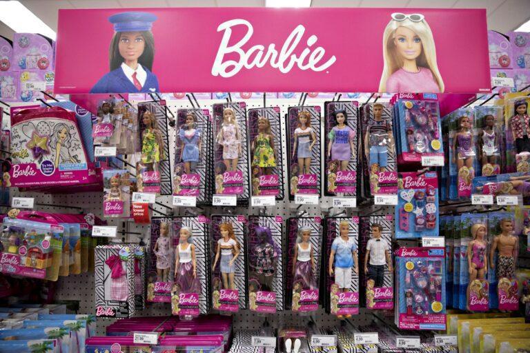 Zdjęcie przedstawia lalki Barbie firmy Mattel