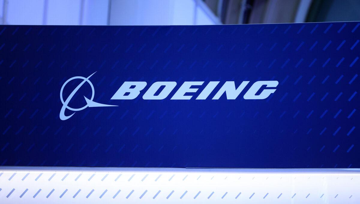 Na zdjęciu logo Boeinga