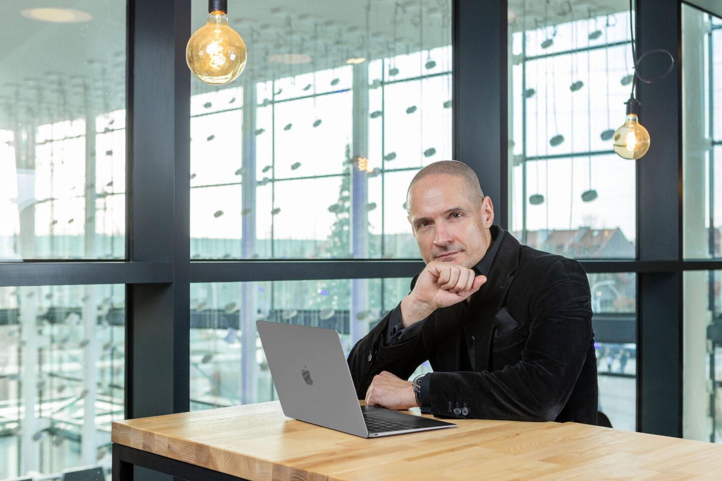 - Wszystkie rozwiązania informatyczne, które mamy w firmie, są chmurowe. Nie mamy ani jednego stacjonarnego rozwiązania - mówi Cezary Chałupa, współzałożyciel i członek zarządu Multilango. Zródło: mat. prasowe