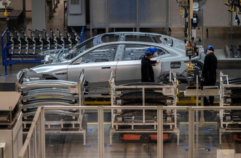 Na zdjęciu fabryka aut elektrycznych Zeekr w Ningbo w Chinach. Fot. Kevin Frayer/Getty Images