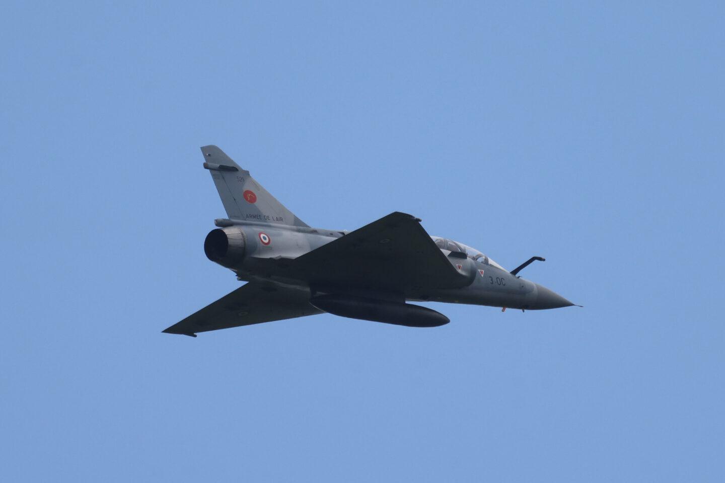 Na zdjęciu z czerwca 2025 r. francuski Dassault Mirage 2000