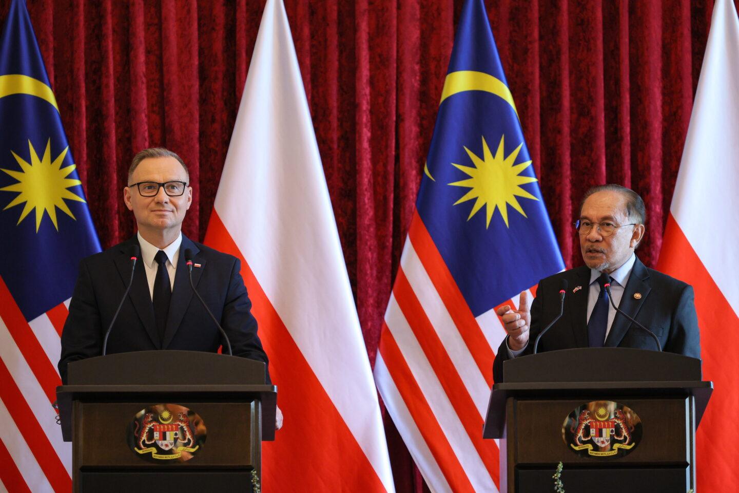 Prezydent RP Andrzej Duda (z lewej) oraz premier Malezji Anwar Ibrahim podczas spotkania w Kancelarii Premiera Malezji w Putrajai