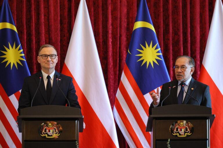 Prezydent RP Andrzej Duda (z lewej) oraz premier Malezji Anwar Ibrahim podczas spotkania w Kancelarii Premiera Malezji w Putrajai