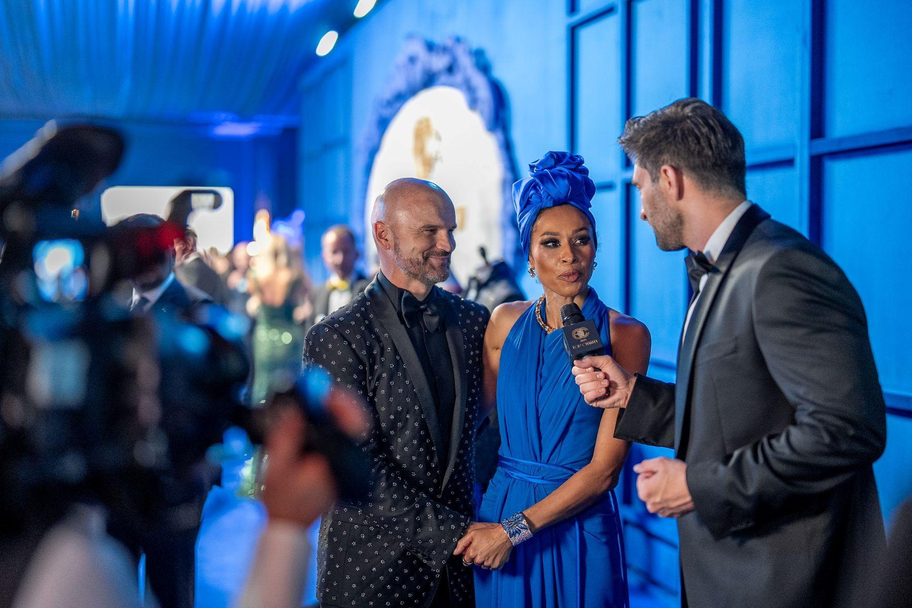 Omena Mensah i Rafał Brzoska na gali TOP Charity Auction