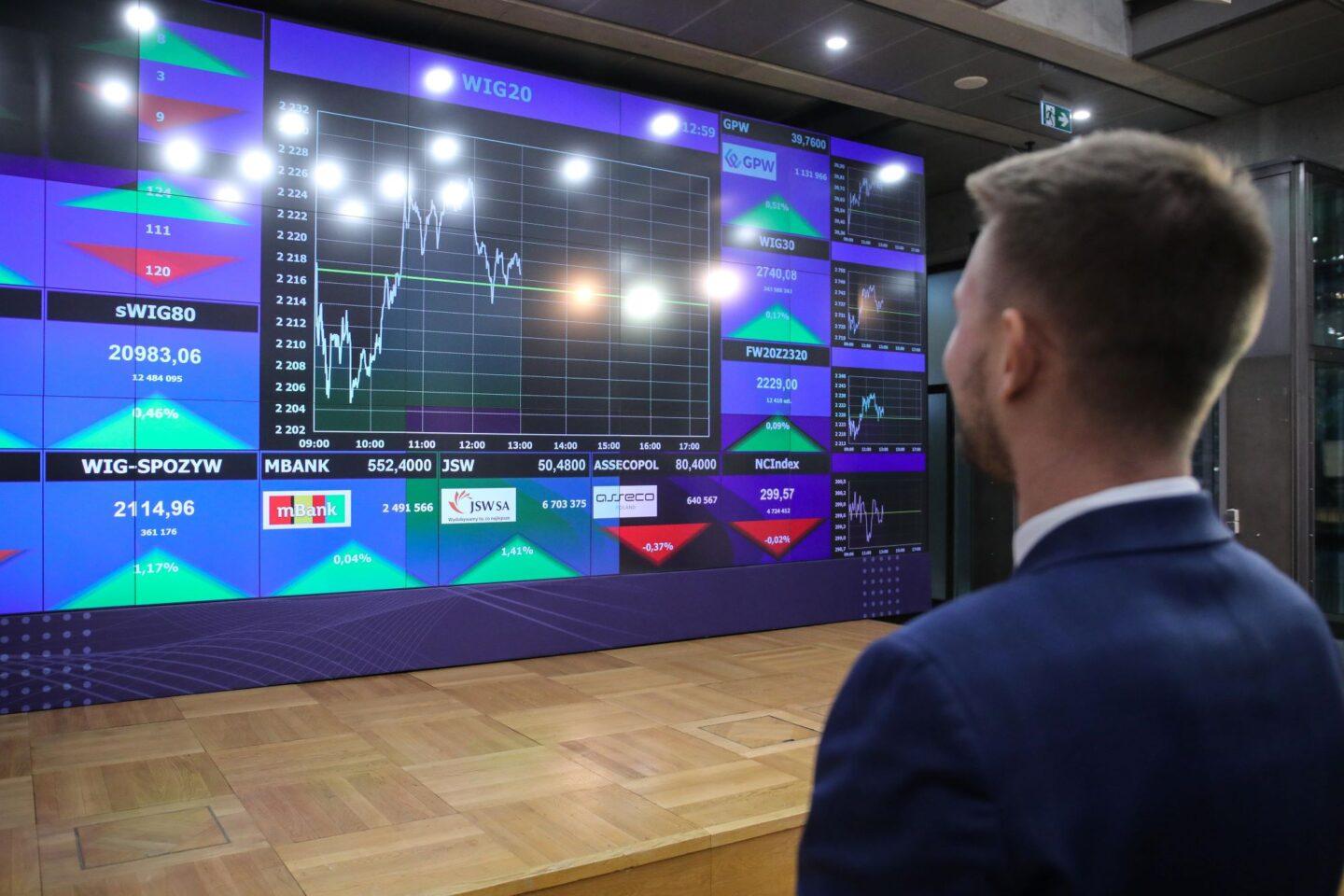 Zdjęcie przedstawia salę notowań warszawskiej giełdy