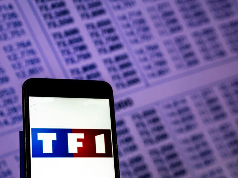 Na zdjęciu logo TF1 wyświetlane na smartfonie