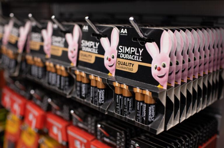 Zdjęcie przedstawia baterie Duracell