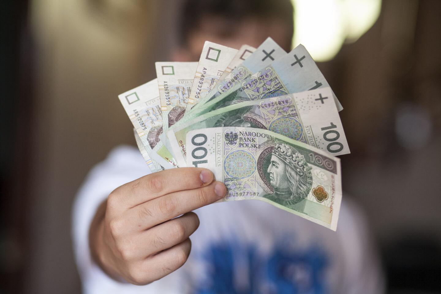 Na zdjęciu: Gotówka w dłoni