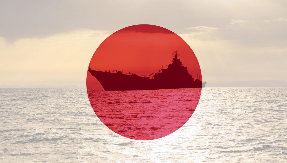 Japońska flaga na tle fotografii okrętu wojennego