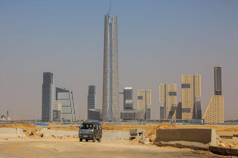 Drapacze chmur, w tym Iconic Tower (w centrum), w dzielnicy biznesowej (CBD) Nowej Stolicy Administracyjnej Egiptu, na wschód od Kairu.