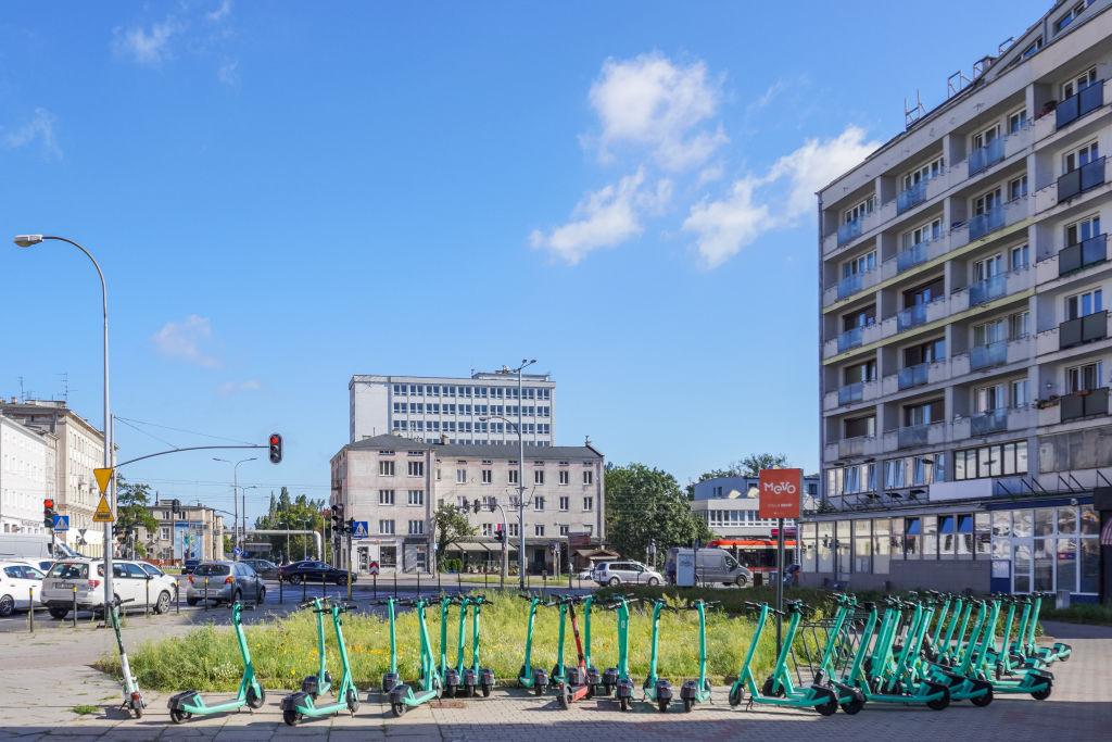 Na zdjęciu kilkadziesiąt hulajnóg zaparkowanych na chodniku w Gdańsku
