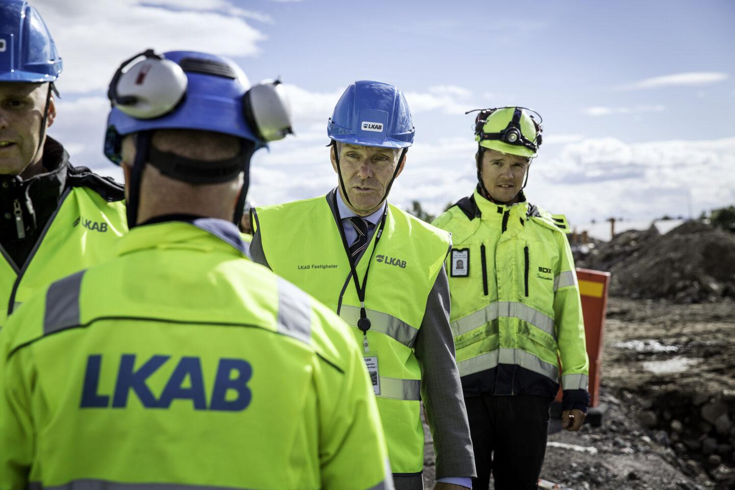 Lars-Eric Aaro, dyrektor generalny państwowego koncernu wydobywczego LKAB, odwiedza plac budowy 46 nowych mieszkań w dzielnicy Jagarskolan w Kirunie, Szwecja, w środę, 21 sierpnia 2013 r. Mieszkańcy arktycznego miasta Kiruna pakują swoje rzeczy, zanim ich domy zostaną zburzone, by ustąpić miejsca wydobyciu rudy żelaza napędzanemu przez popyt z Chin.