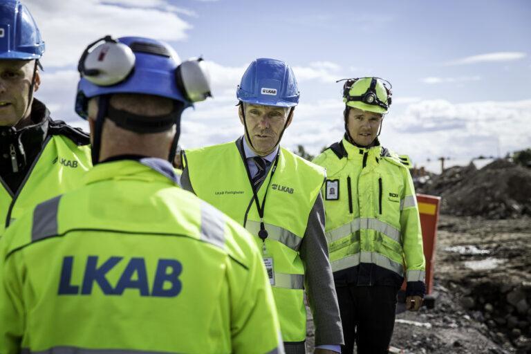 Lars-Eric Aaro, dyrektor generalny państwowego koncernu wydobywczego LKAB, odwiedza plac budowy 46 nowych mieszkań w dzielnicy Jagarskolan w Kirunie, Szwecja, w środę, 21 sierpnia 2013 r. Mieszkańcy arktycznego miasta Kiruna pakują swoje rzeczy, zanim ich domy zostaną zburzone, by ustąpić miejsca wydobyciu rudy żelaza napędzanemu przez popyt z Chin.