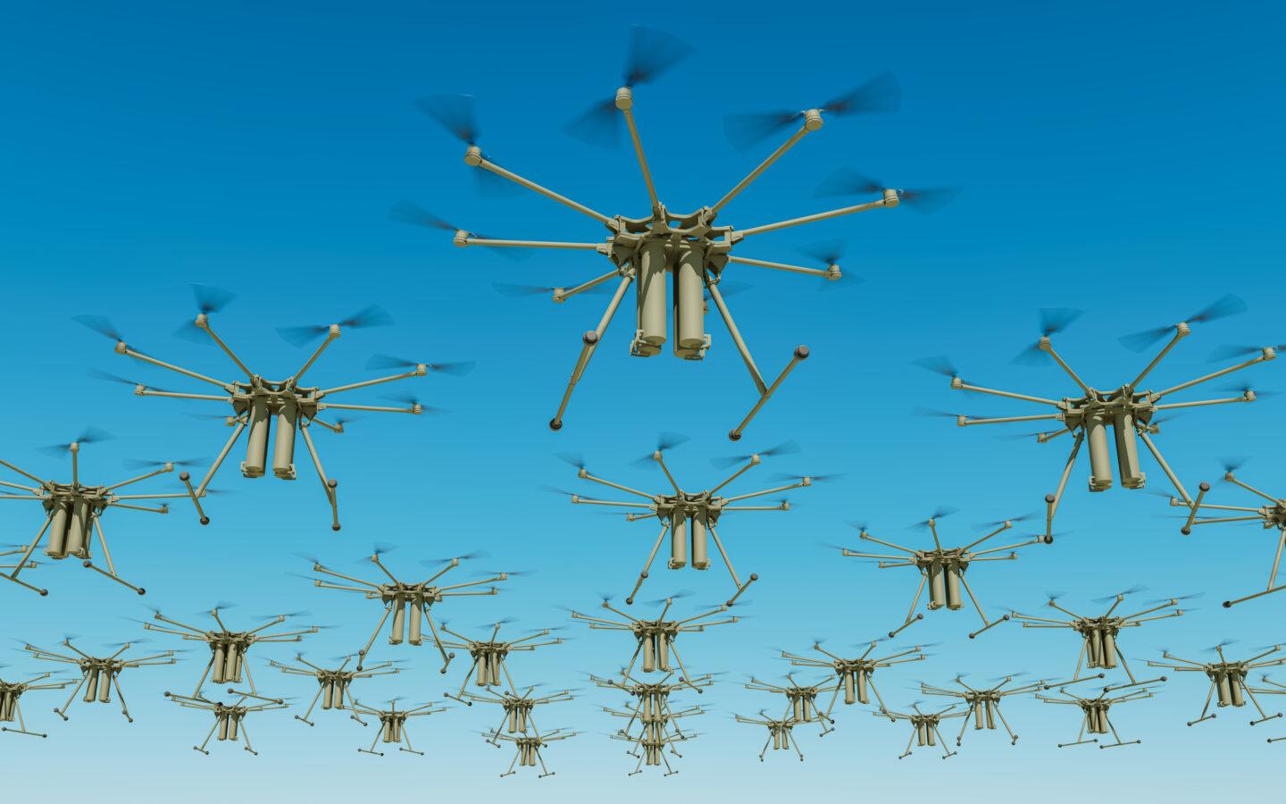Regularny układ wojskowych dronów rozmieszczonych w równych liniach i rzędach.