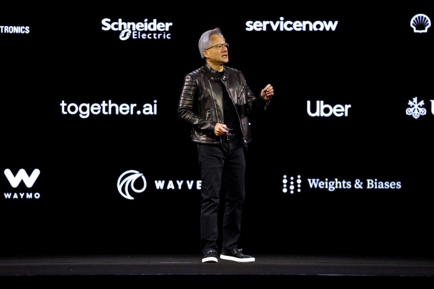 Jensen Huang to CEO firmy NVIDIA i jedna z najważniejszych postaci w światowych technologiach. NVIDIA jest dziś absolutnym pionierem rozwoju sprzętu, który używany jest do rozwoju sztucznej inteligencji. Współpraca, którą nawiązano z Bielikiem, ma ogromne znaczenie dla rozwoju polskiego pomysłu