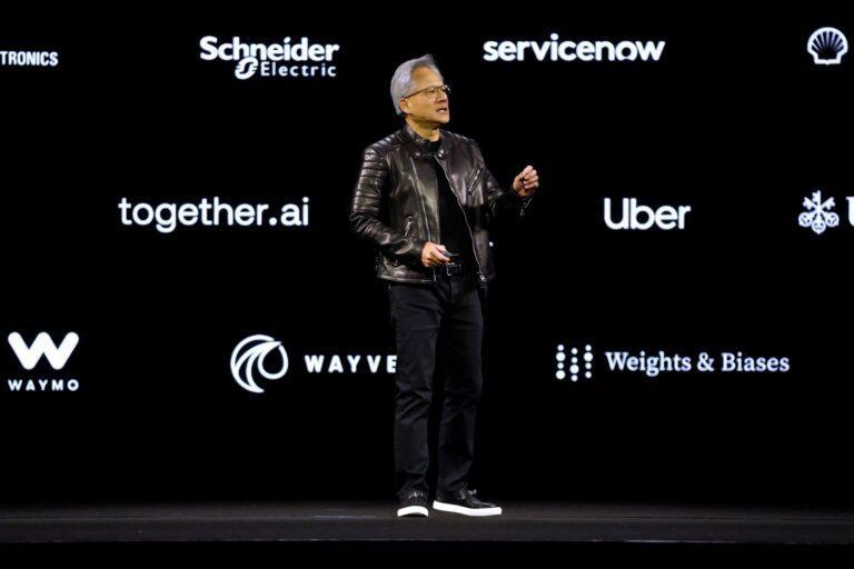 Jensen Huang to CEO firmy NVIDIA i jedna z najważniejszych postaci w światowych technologiach. NVIDIA jest dziś absolutnym pionierem rozwoju sprzętu, który używany jest do rozwoju sztucznej inteligencji. Współpraca, którą nawiązano z Bielikiem, ma ogromne znaczenie dla rozwoju polskiego pomysłu