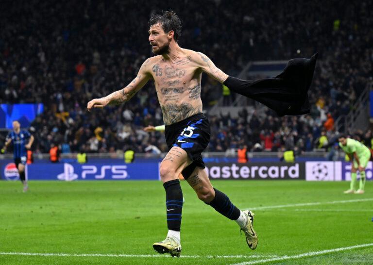 Francesco Acerbi z FC Internazionale cieszy się po zdobyciu trzeciego gola dla swojej drużyny w rewanżowym meczu półfinału Ligi Mistrzów UEFA 2024/25 przeciwko FC Barcelonie na stadionie Giuseppe Meazza w Mediolanie, 6 maja 2025 r.