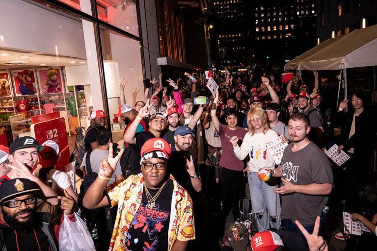 Na zdjęciu tłumy czekające na otwarcie sklepów w dniu premiery konsoli Nintendo Switch