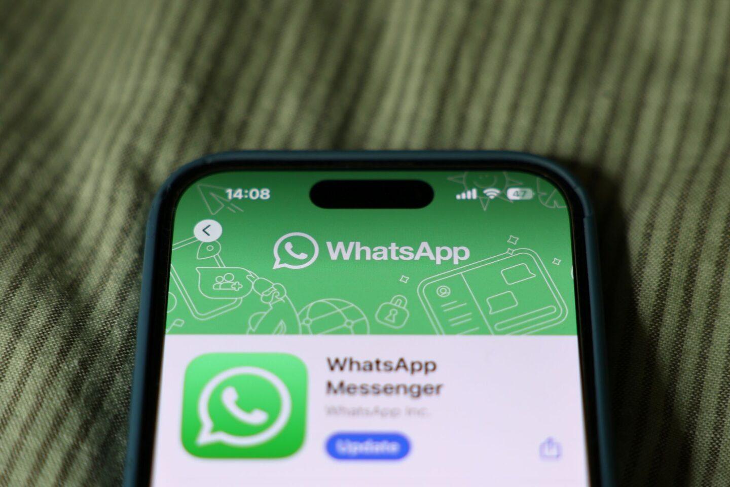 Na zdjęciu smartfon z logo WhatsApp na ekranie