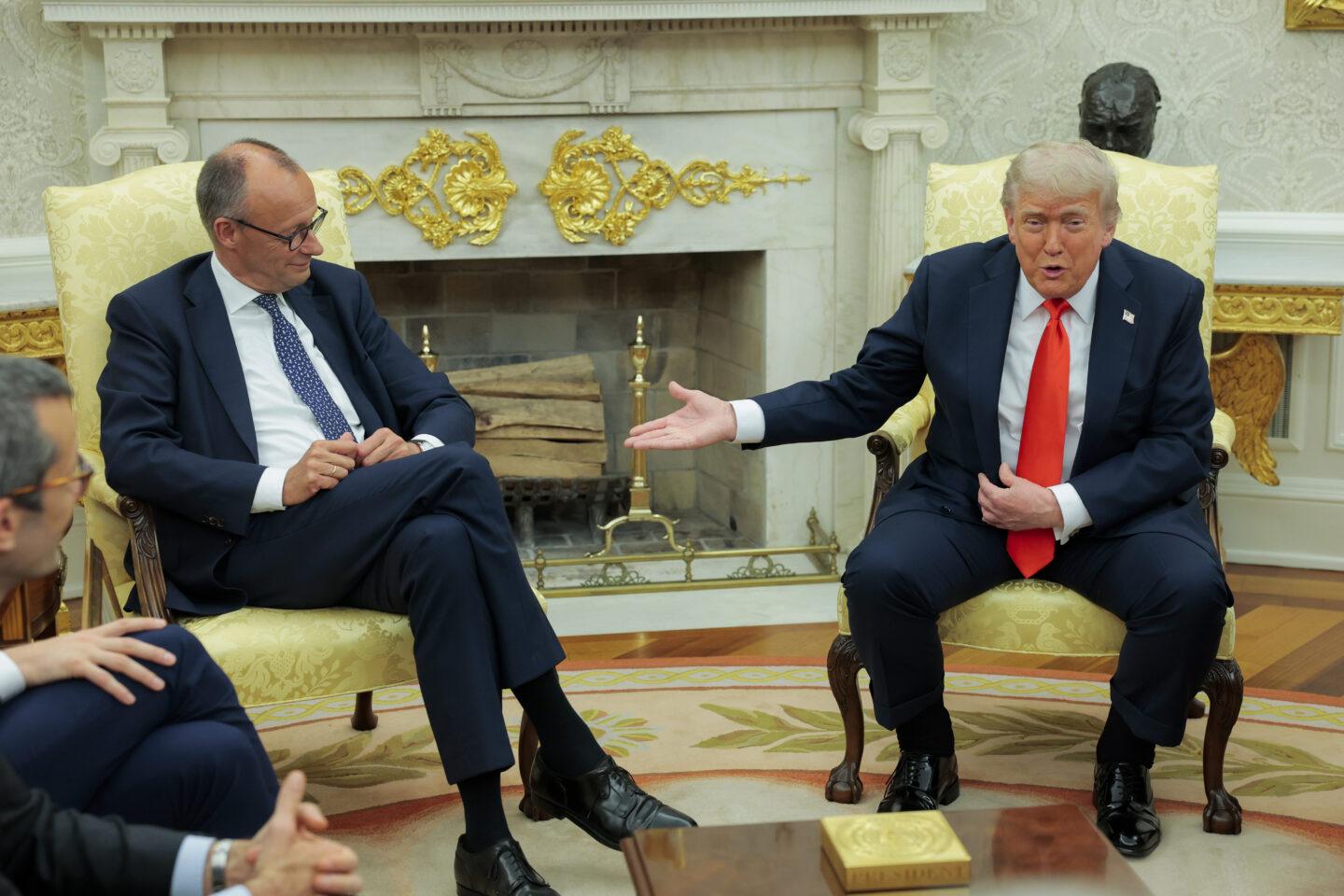 Prezydent USA Donald Trump i kanclerz Niemiec Friedrich Merz w Gabinecie Owalnym w Białym Domu 5 czerwca 2025 r. w Waszyngtonie.