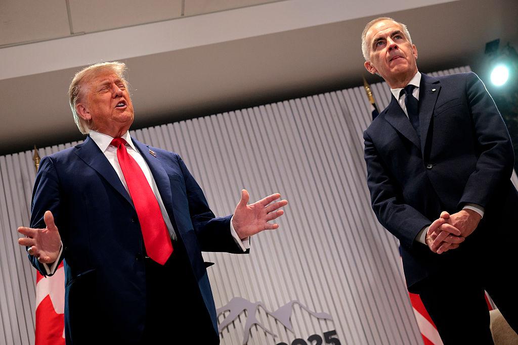 Na zdjęciu po lewej prezydent USA Donald Trump oraz premier Kanady Mark Carney