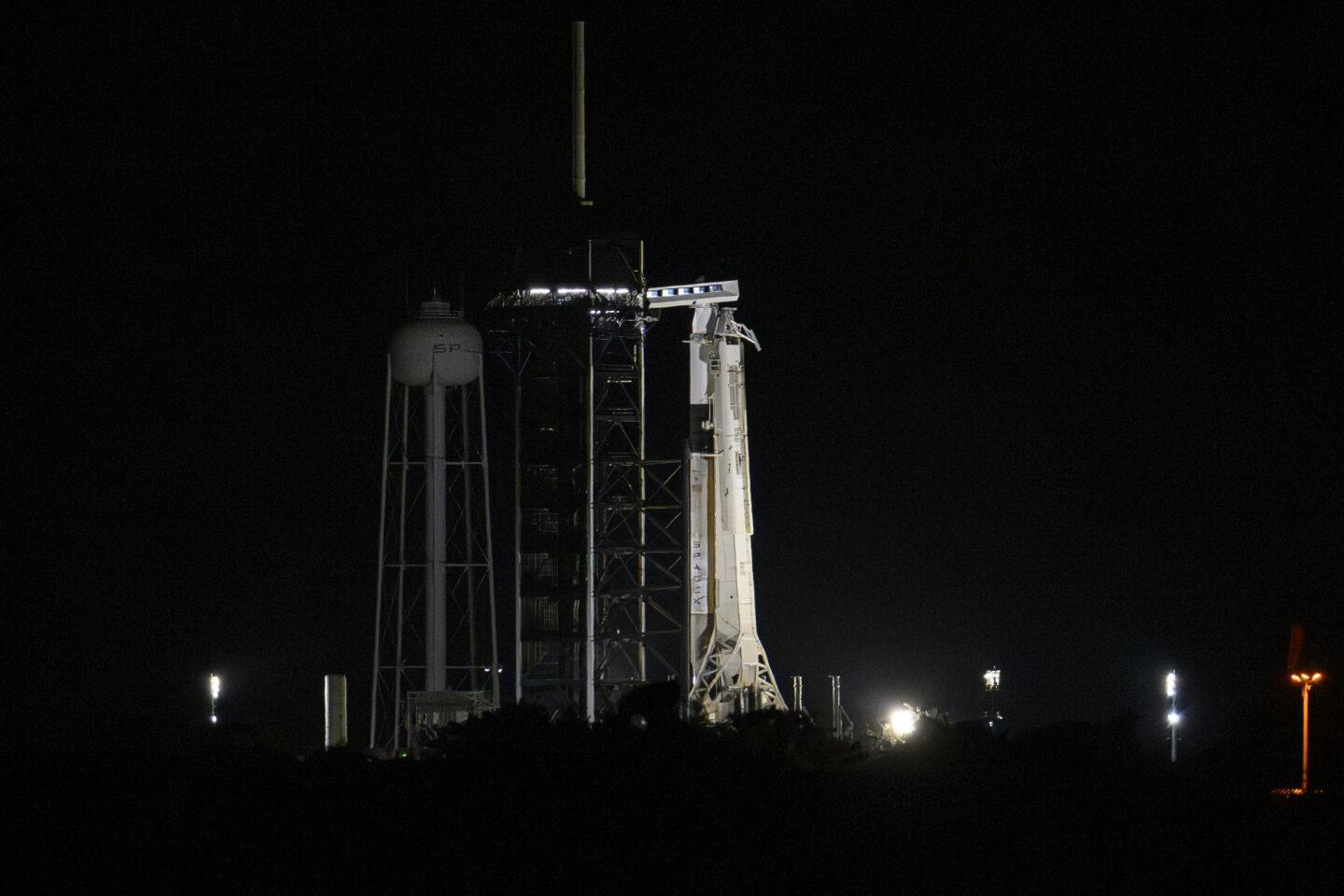 Zdjęcie przedstawia moment tuż przed startem rakiety Falcon 9 z kapsułą Dragon, na pokładzie której znajdował się polski astronauta Sławosz Uznański-Wiśniewski
