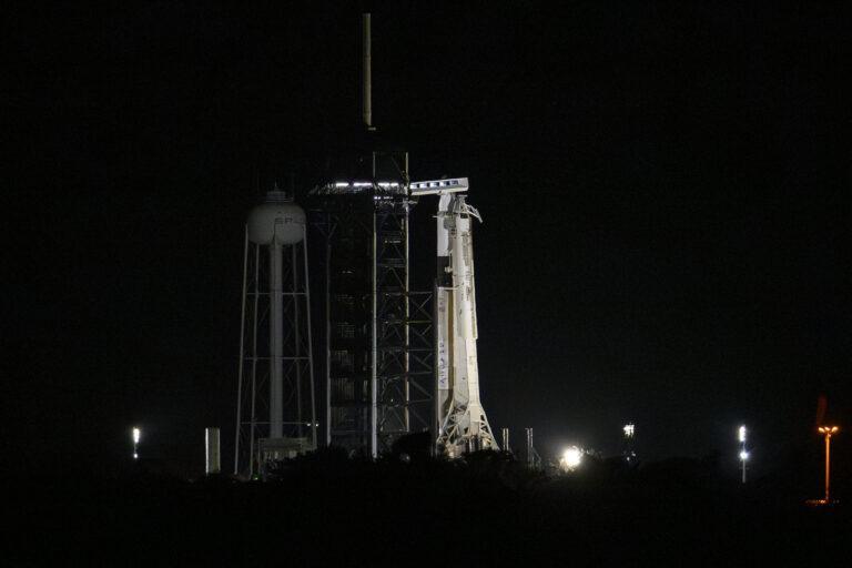 Zdjęcie przedstawia moment tuż przed startem rakiety Falcon 9 z kapsułą Dragon, na pokładzie której znajdował się polski astronauta Sławosz Uznański-Wiśniewski