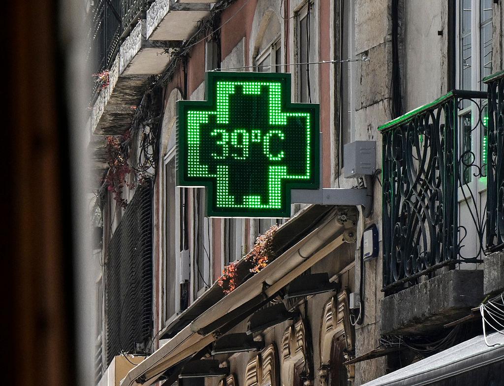 Na zdjęciu termometr w mieście wskazuje 39 stopni Celsjusza