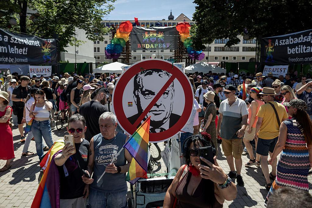 Na zdjęciu uczestnicy parady oraz transparent z przekreśloną podobizną premiera Węgier