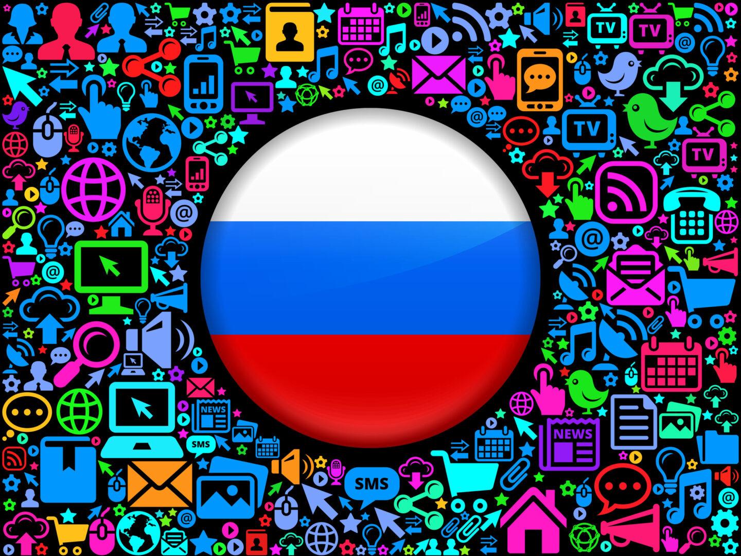 Flaga Rosji na tle nowoczesnych technologii i komunikacji.