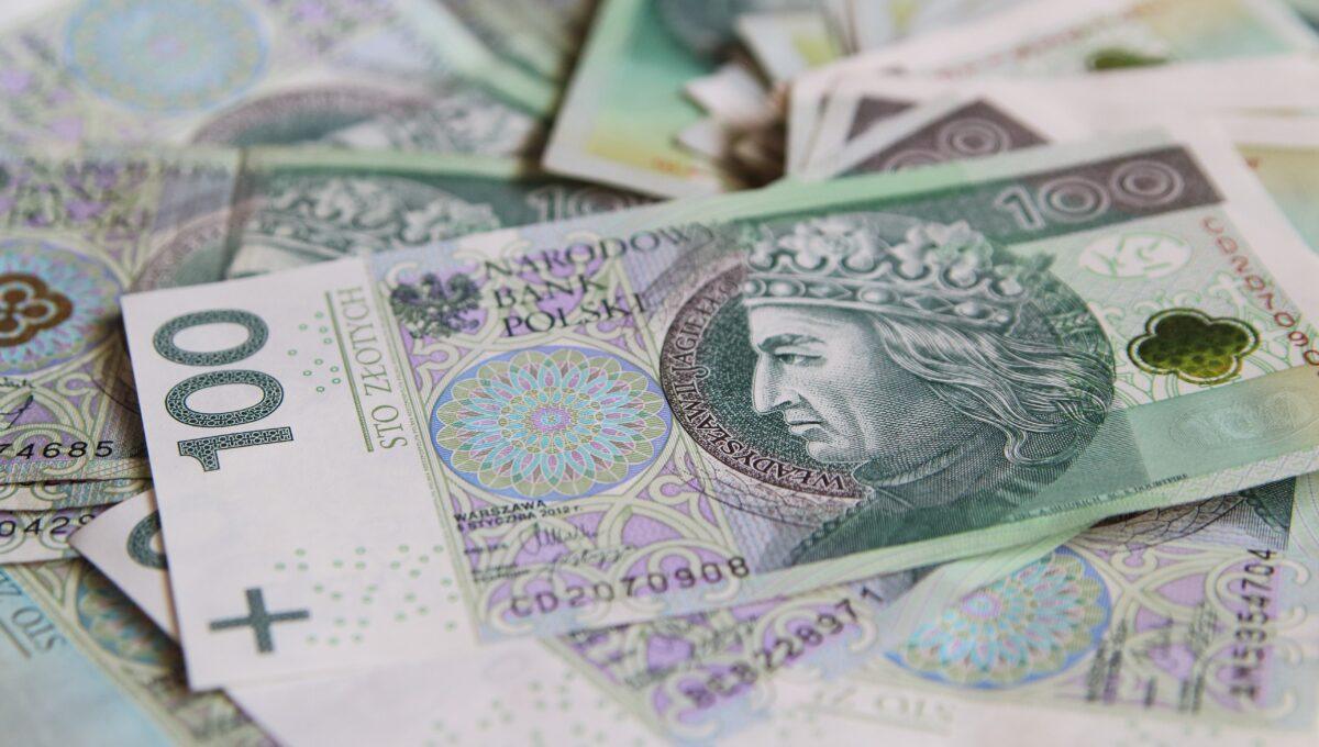 Zdjęcie przedstawia banknoty stuzłotowe