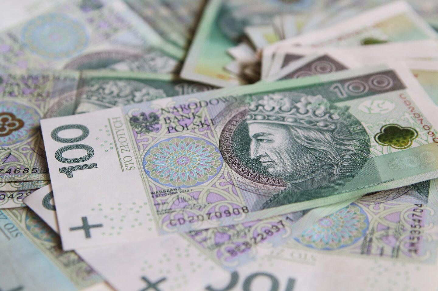 Zdjęcie przedstawia banknoty stuzłotowe