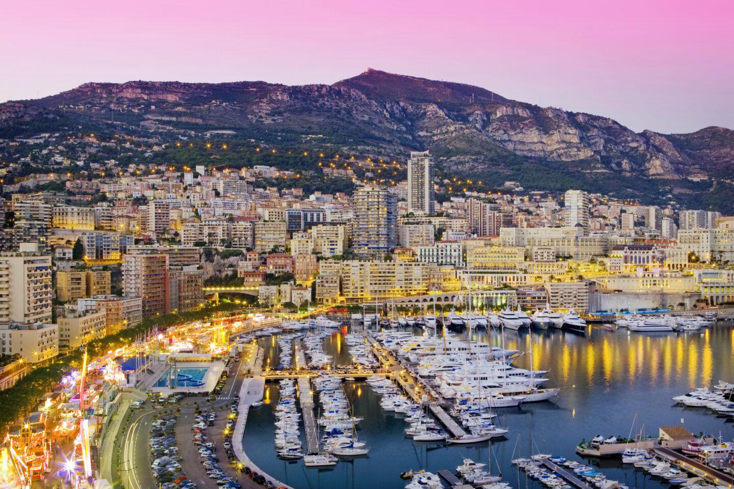 Marina i panorama Monako o zmierzchu.