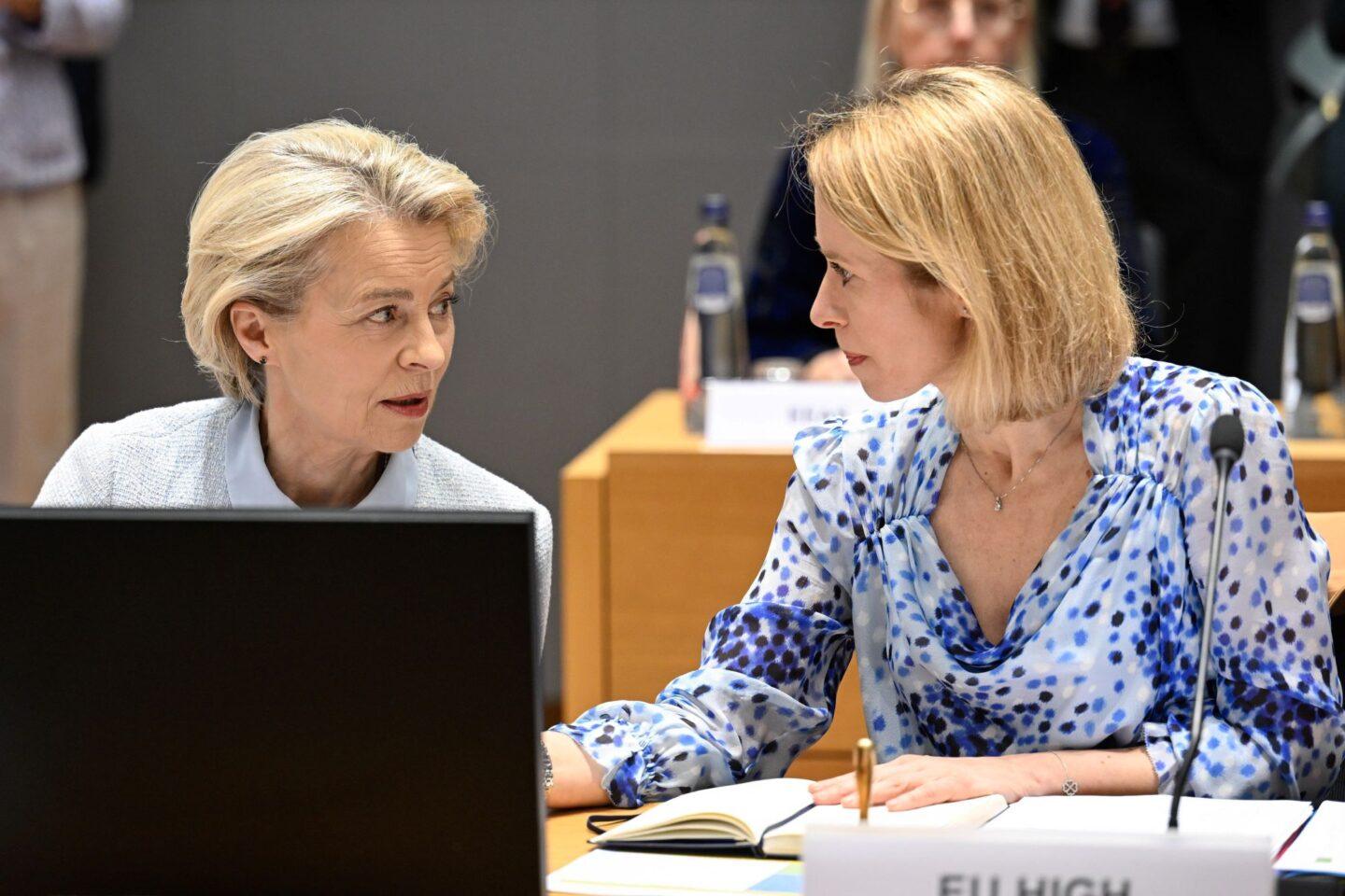 Zdjęcie przedstawia Ursulę von der Leyen i Kaję Kallas