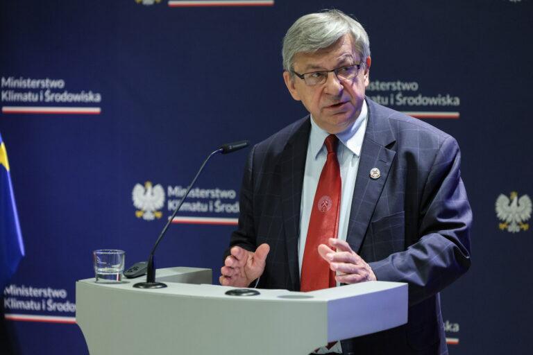 Dyrektor Państwowego Instytutu Geologicznego prof. Krzysztof Szamałek podczas konferencji prasowej w siedzibie Ministerstwa Klimatu i Środowiska w Warszawie