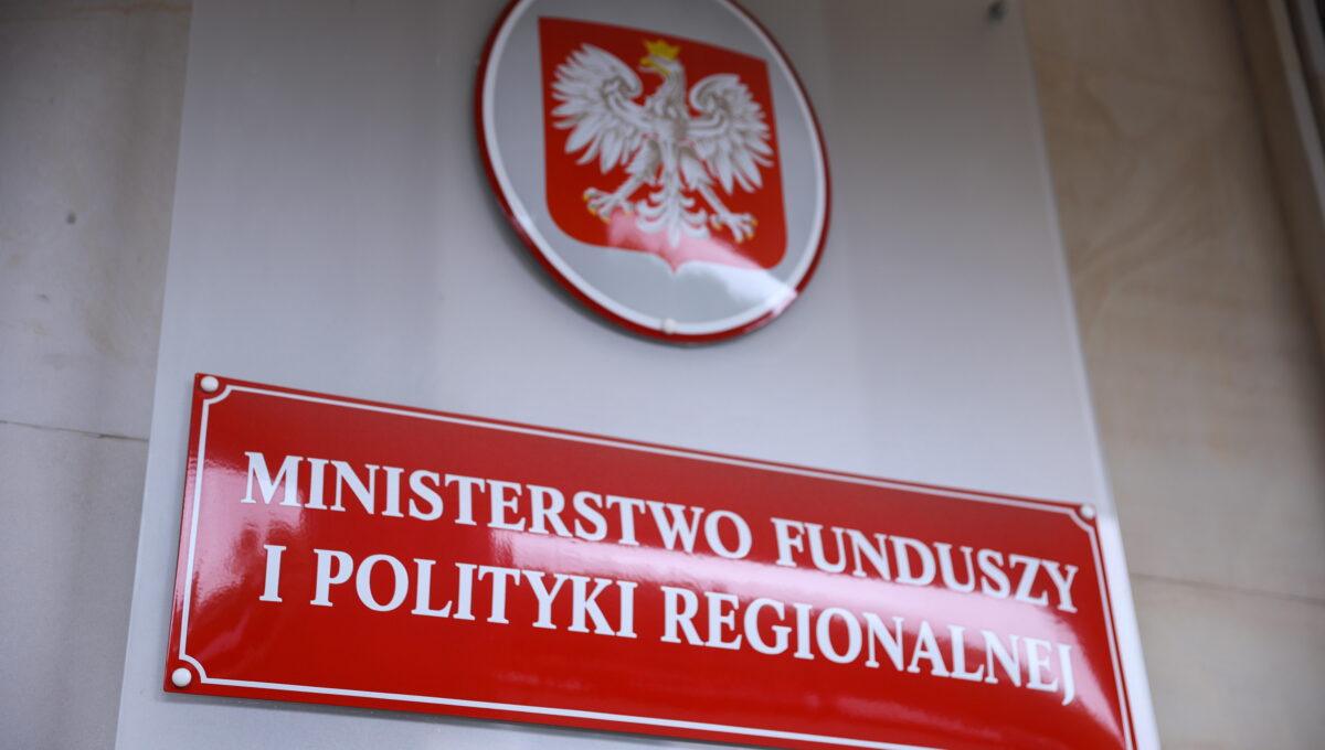 Na zdjęciu tabliczka przy wejściu do siedziby MFiPR