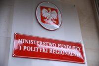 Na zdjęciu tabliczka przy wejściu do siedziby MFiPR