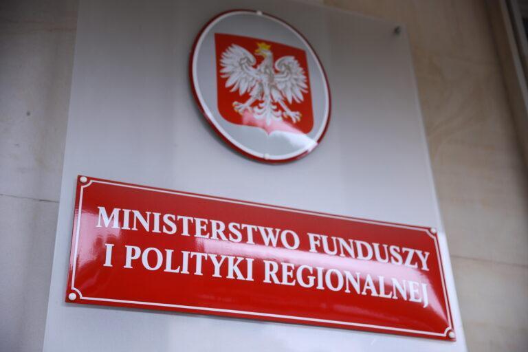 Na zdjęciu tabliczka przy wejściu do siedziby MFiPR